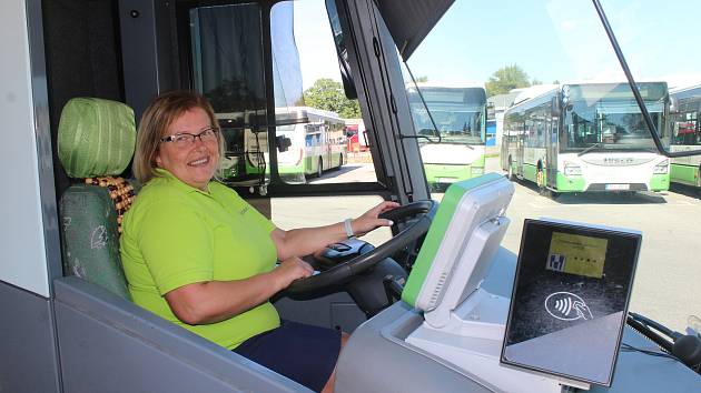 Jolanta Kocurek za volantem autobusu karvinské MHD.