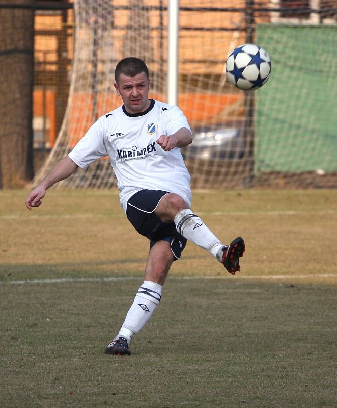 Fotbalisté Těšína (žlutočerné dresy) přehráli doma Dětmarovice.