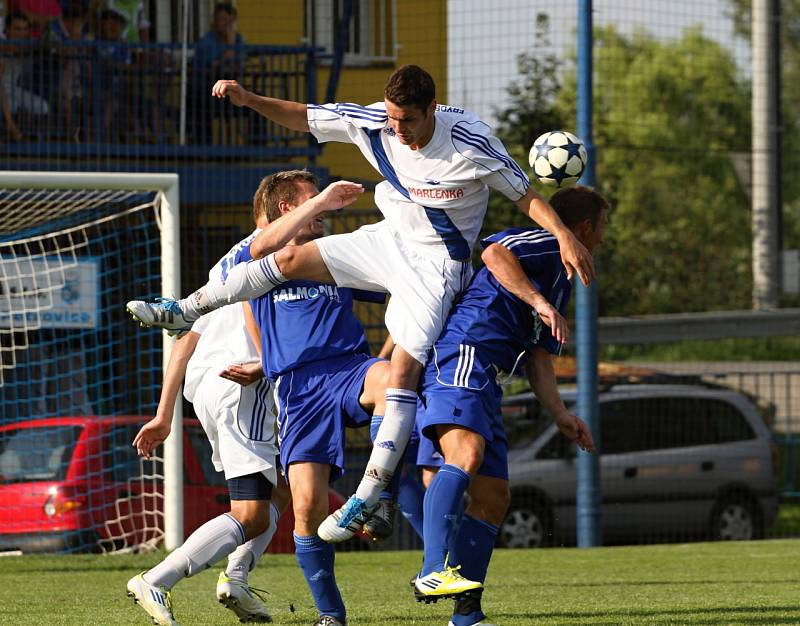 Sobotní fotbalové odpoledne v Petrovicích. V poháru postoupil Frýdek (v bílém).