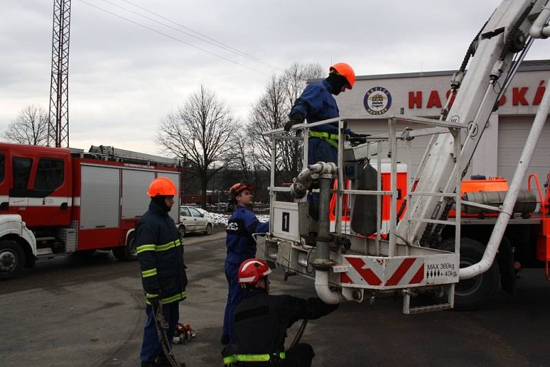 Demolice věže u požární zbrojnice. 