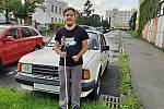 Nevidomý muzikant, blogger a milovník aut Pavel Vlček se chce stát automechanikem.
