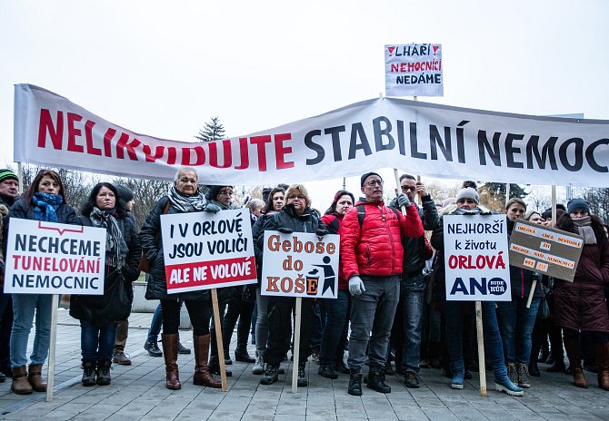 Demonstrace za záchranu nemocnice v Orlové na Karvinsku před zasedáním krajského zastupitelstva.