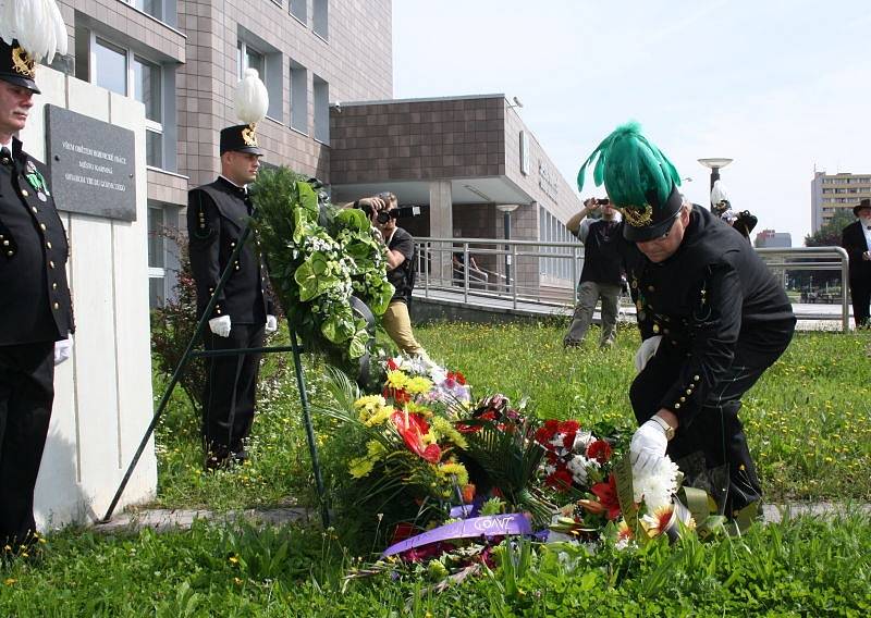 Na Univerzitním náměstí v Karviné se v sobotu před polednem konal u příležitosti letošních Hornických slavností konal pietní akt jak o vzpomínka na horníky, kteří zahynuli při práci v dolech.