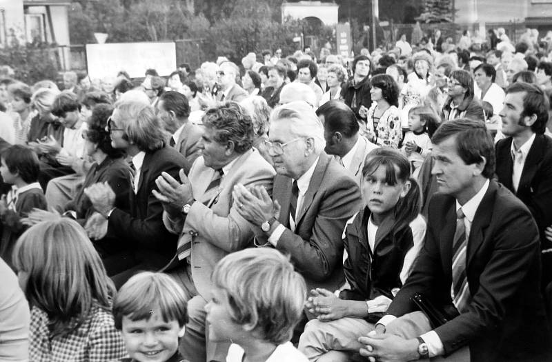 Slavnostní otevření Domu PZKO v Havířově-Bludovicích v roce 1985.