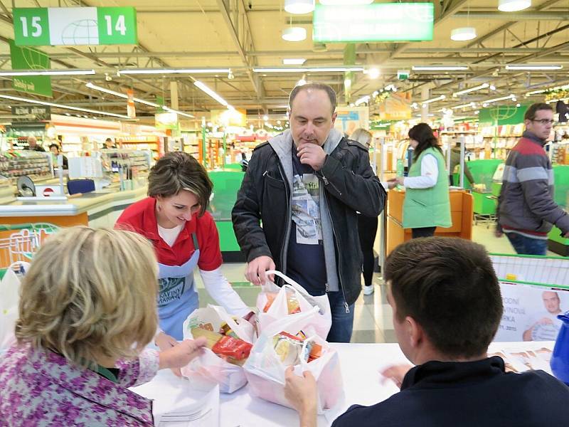 Potravinová sbírka Armády spásy v Havířově. 