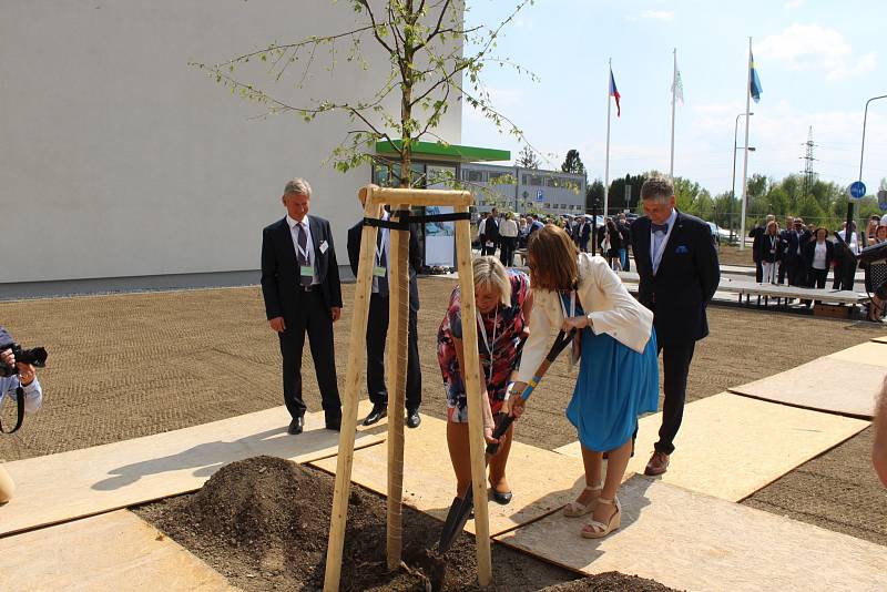 Slavnostní zahájení provozu v továrně Mölnlycke v Havířově-Dolní Suché 17. 5. 2017.