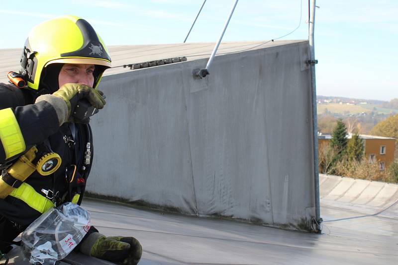 Cvičení hasičů na střeše zimního stadionu v Havířově.