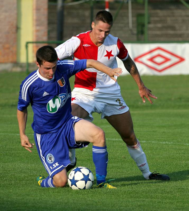 Orlovští fotbalisté (sešívané dresy) remizovali doma smolně s Prostějovem 2:2.