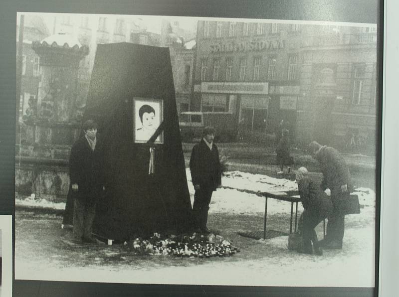 Panelová výstava v prostorách Regionální knihovny Karviná připomíná půlstoletí od smrti Jana Palacha.