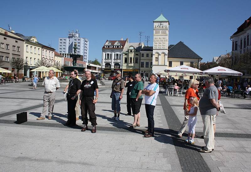 Zhruba 20 lidí si přišlo poslechnout na karvinské náměstí TGM projev předsedy Dělnické strany sociální spravedlnosti Tomáše Vandase.