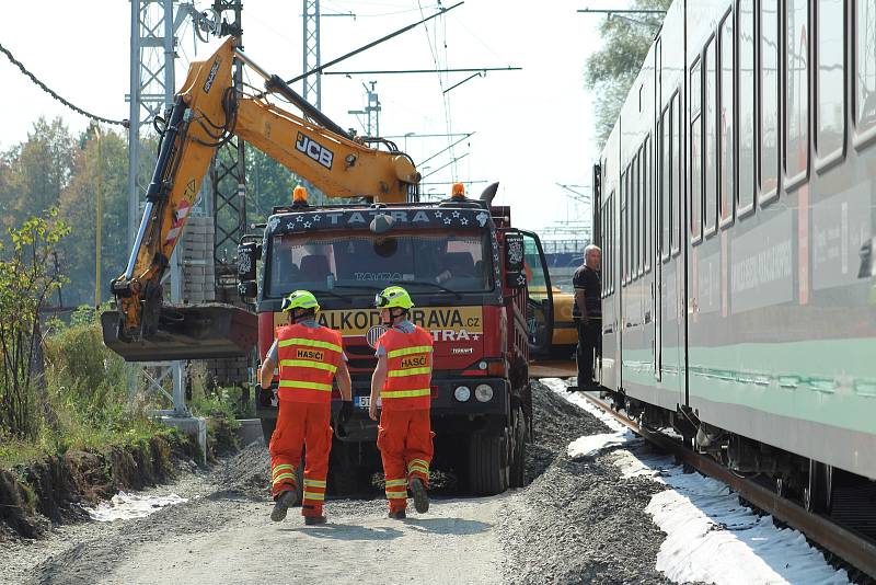 Na modernizovaném úseku železnice zavadil vlak LeoExpress o stavební stroj. Nikdo nebyl při nehod