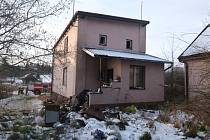 Dům po tragickém požáru v Doubravě, leden 2022.