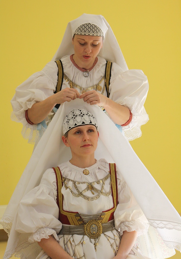 OBRAZEM: Slezská svatba – to bylo přemlouvání hostů, boj o nevěstu a tanec  - Moravskoslezský deník