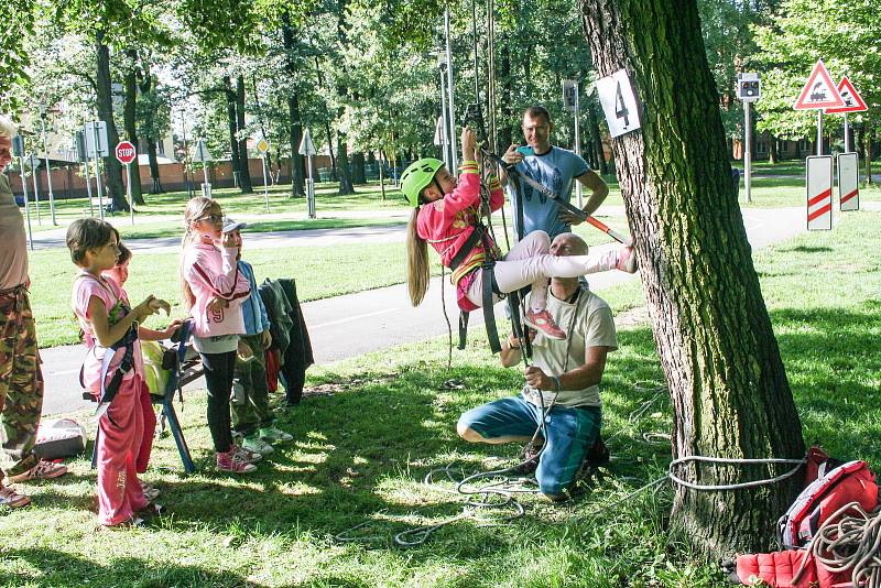 Děti si vyzkoušely i traverz, slackline či výstup a sestup po laně.