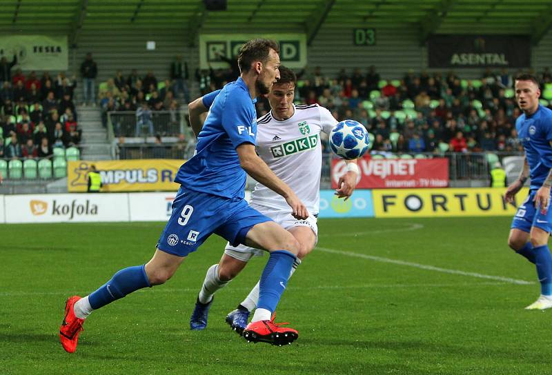 Karvinští fotbalisté (v bílém) zaslouženě porazili Liberec 2:1.