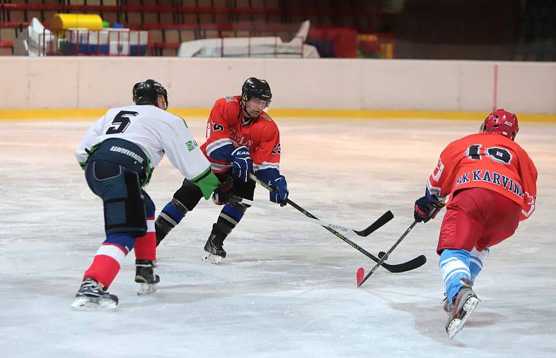 Amatérská hokejová liga na karvinském zimáku.