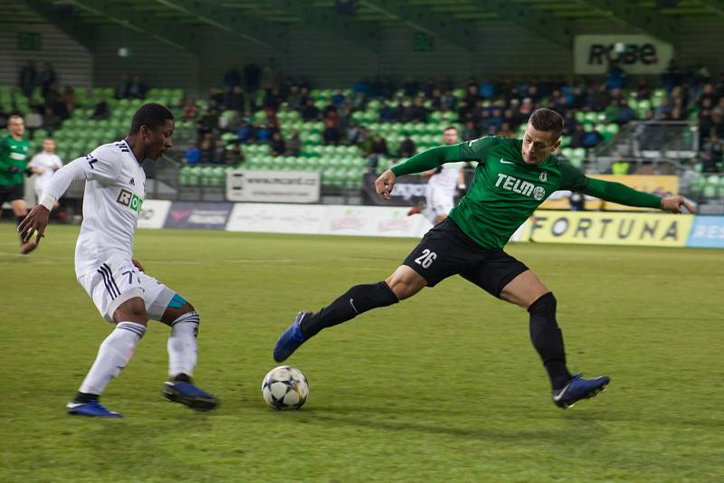 Z utkání Karviná (v bílém) - Jablonec 2:1