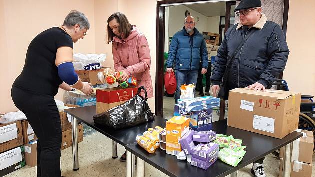 Pracovníci karvinského sběrného místa humanitární pomoci pro Ukrajinu se téměř nezastaví. Lidé stále něco přinášejí.