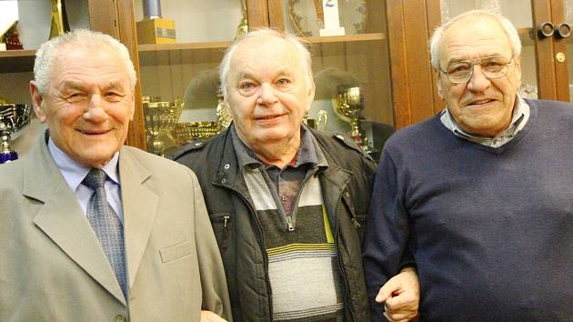 Mistři republiky z roku 1968 Arnošt Raník (vlevo) a Ladislav Slezák (vpravo) s Oldřichem Horákem, bývalým funkcionářem karvinského klubu a žurnalistou.
