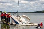 Hasiči jeřábem vytahovali v Těrlicku částečně potopenou loď. Neděle 8. srpna 2021.