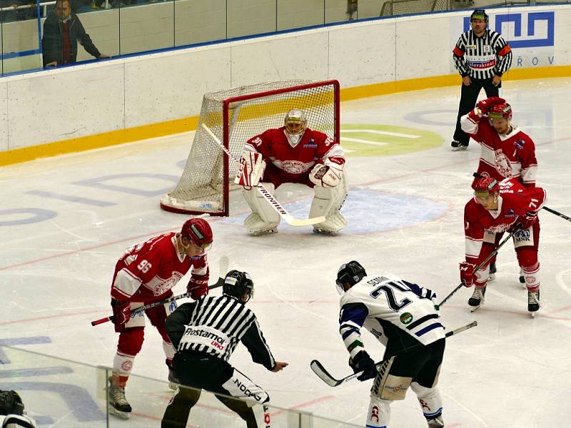 Havířov vs. Frýdek-Místek (v červeném).