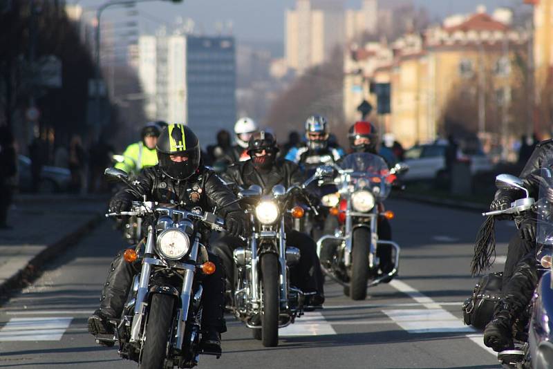 Vánoční vyjížďka motorkářů v Havířově. 