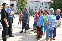 Velitel strážníků Petr Bičej vyrazil s kolegy do ulic, aby s obyvateli Nového Města debatoval o jejich problémech. 