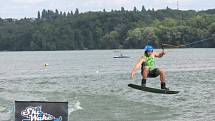 Ve středisku vodního lyžování a wakeboardingu na Těrlické přehradě bylo v sobotu velmi rušno. Vyznavači adrenalinových vodních sportů využili teplé sluneční počasí.