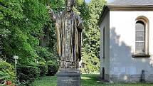 Bohumín. Starý Bohumín, farní kostel Narození Panny Marie, socha papeže Jana Pavla II.