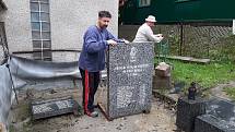 Těrličtí kameníci Roman Sedlák a David Herdzina renovují rozebraný památník obětem důlního neštěstí v Dole Dukla v roce 1961.