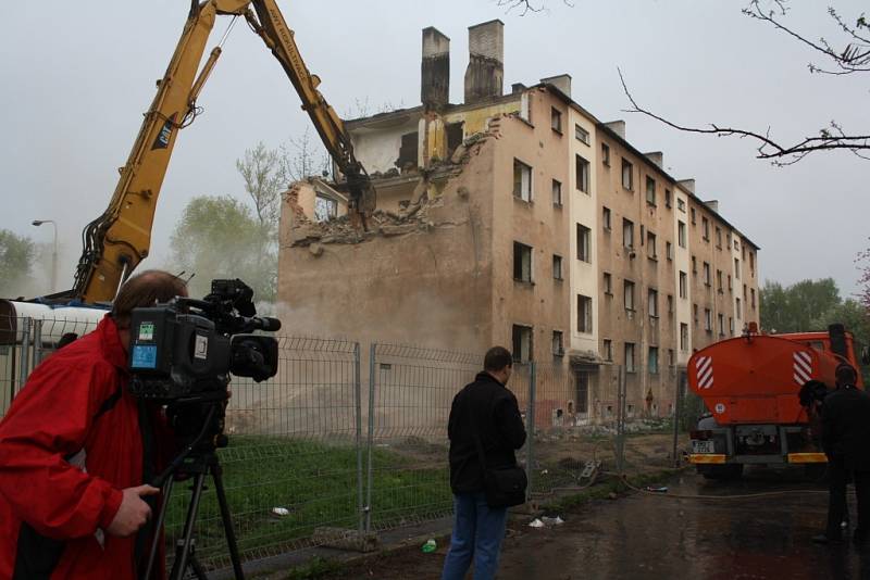 Demolice obytného domu na problémovém sídlišti v Karviné. 