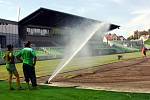 Pokládání trávníku na fotbalovém stadionu v Karviné.