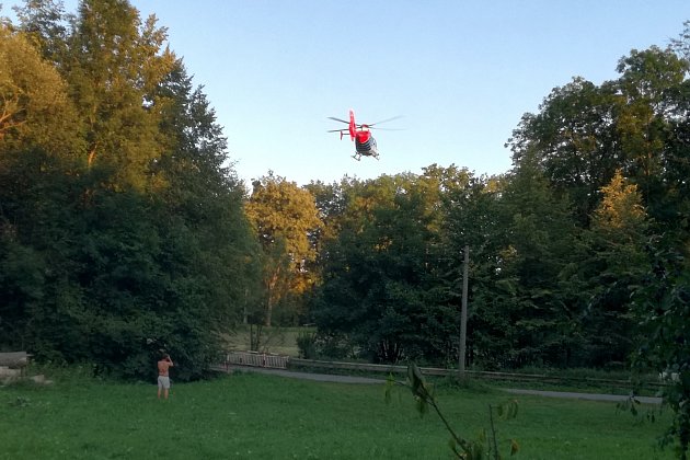 Záchrana chlapce po tonutí v bazénu.