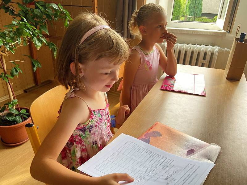 Školáci v Bohumíně dostali vysvědčení a těší se na prázdniny.