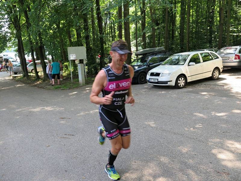 Na start 7. ročníku Albrechtického sprint triatlonu se v sobotu za krásného slunečného počasí postavilo 53 závodníků z toho 9 žen.