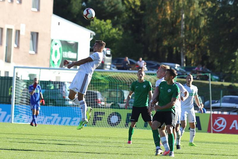 Karvinští fotbalisté (v bílém) vyhráli v Příbrami 2:0.