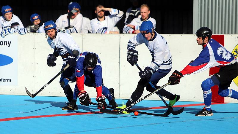 Hokejbalisté Karviné (v modrém) byli blízko výhře nad Kladnem. Nakonec berou jen bod.