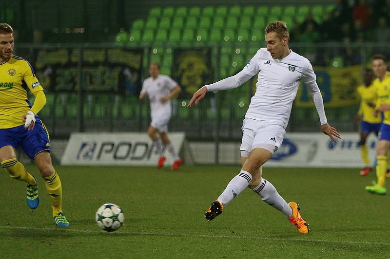 V posledním utkání 19. kola nejvyšší fotbalové soutěže porazili Karvinští (v bílém) Zlín 1:0.