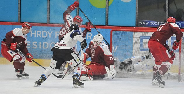 Hokejisté Havířova (v bílém) zvládli i čtvrté derby s Frýdkem-Místkem.
