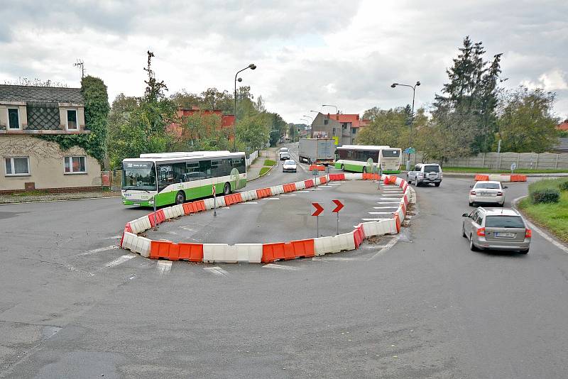 Silnice 1. máje v Bohumíně-Skřečoni se bude od pondělí opravovat v blízkosti plastového kruháče zvaného piškot
