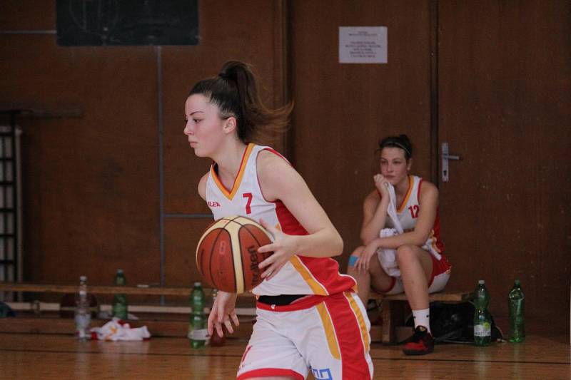 Mladé basketbalistky Havířova (v bílém) v souboji s Litoměřicemi.