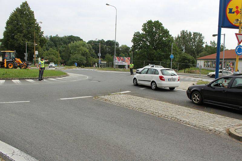 Havárie vodovodního potrubí komplikuje dopravu v Havířově-Šumbarku a zásobování sídlišť pitnou vodou.
