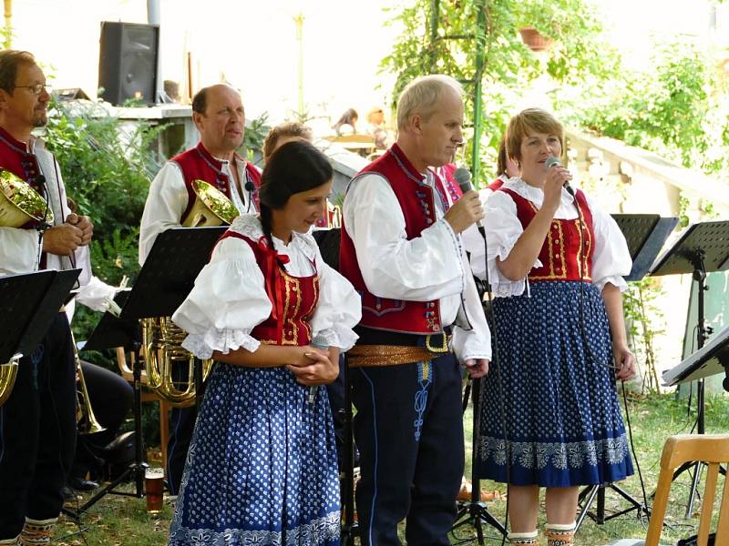 Skvělá muzika, krásné slunečné počasí a početná návštěva. Tak vypadal, nedělní promenádní koncert pod širým nebem za Kulturním domem Radost v Havířově.