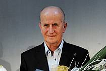 Josef Pintér v roce 2015 při přebírání ocenění Osobnostem města za rok 2015. Pintér spolu Václavem Bezecným (in memoriam) získali hlavní cenu.