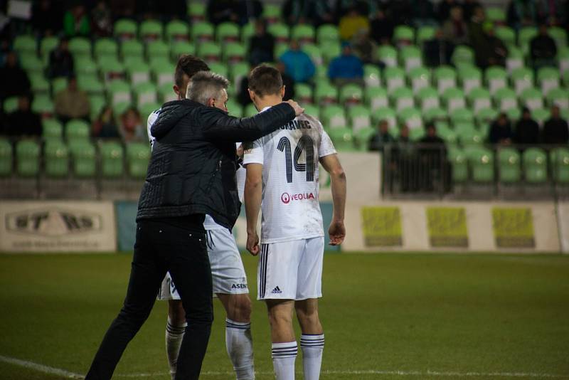 Z utkání Karviná (v bílém) - Jablonec 2:1