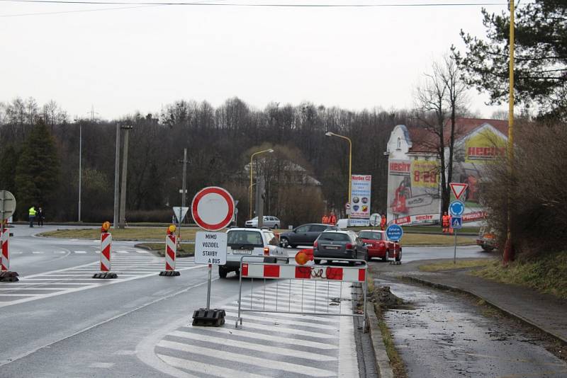 Zákaz vjezdu na Dělnické ulici v Prostřední Suché ignoruje řada řidičů. 