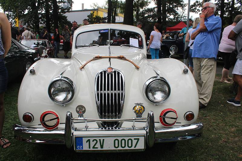 Do Bohumína se v sobotu 3. srpna 2019 sjelo na 122 historických vozů na setkání řidičů starých aut a motocyklů, které pořádal Veteran car club Ostrava.