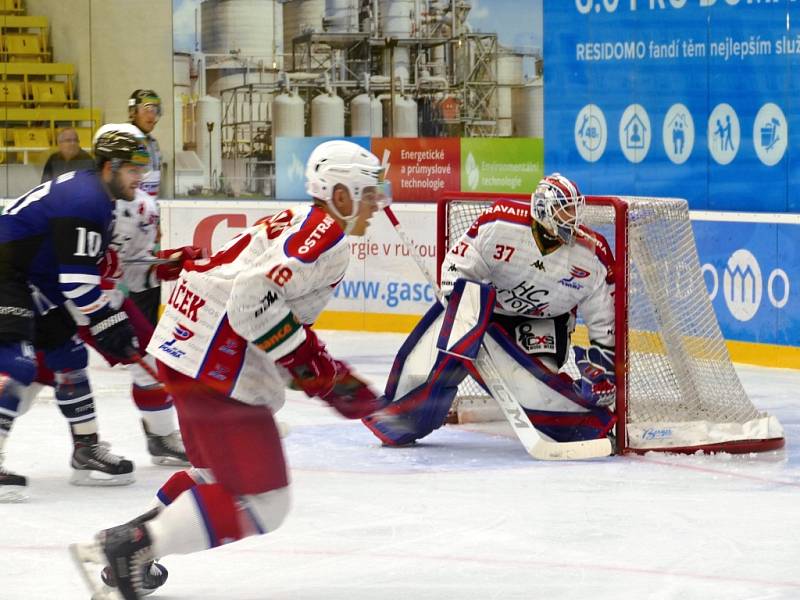 Havířovští hokejisté (v modrém) podlehli doma Porubě 2:3.