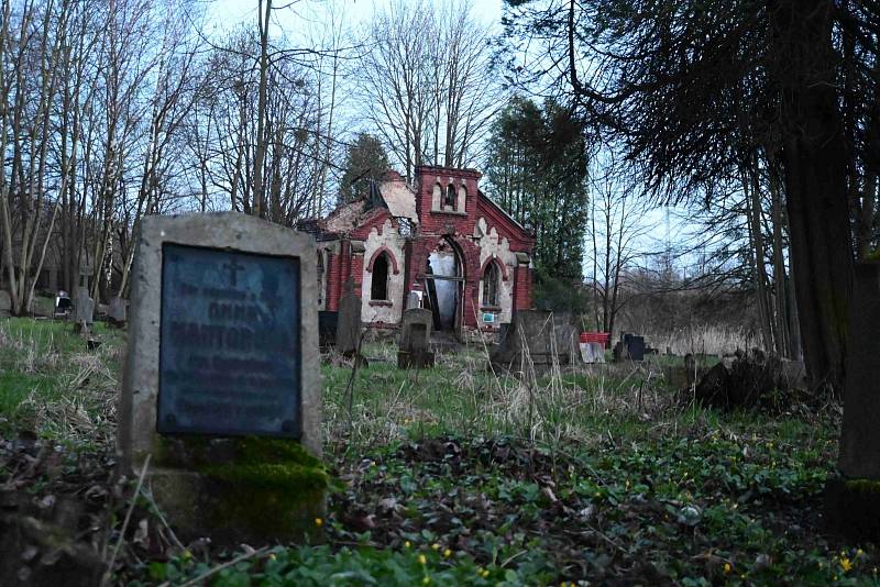 Fotoprocházka evangelickým hřbitovem v Karviné-Dolech.