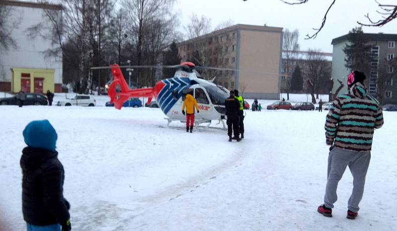 Pilot záchranářského vrtulníku přistál ve dvorku nedaleko domu, kde měli zdravotníci zásah.